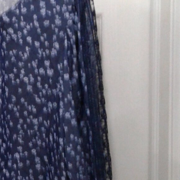 Unique Spectrum Blouse Blue w/ Lt Blue Flowers w/ Lace Cut Out on Sleeves SZ 2X - Picture 4 of 4